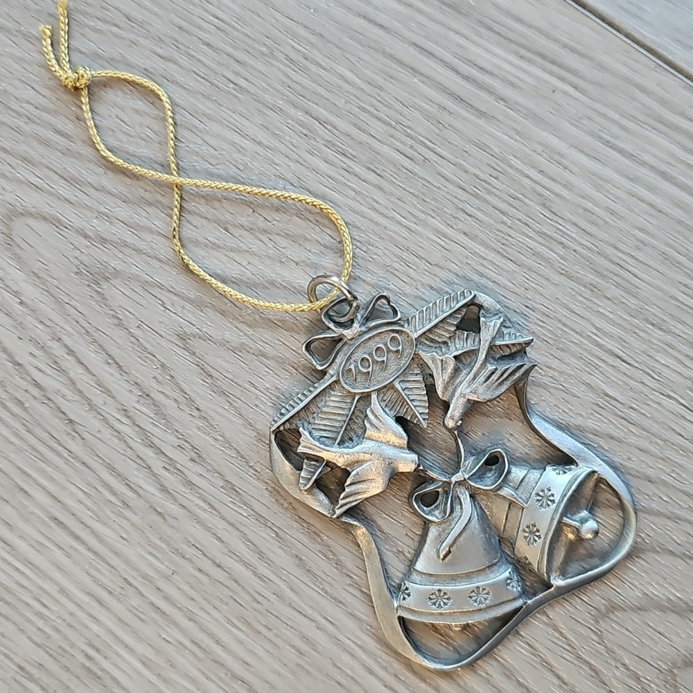 1999 Avon Pewter Christmas Ornament